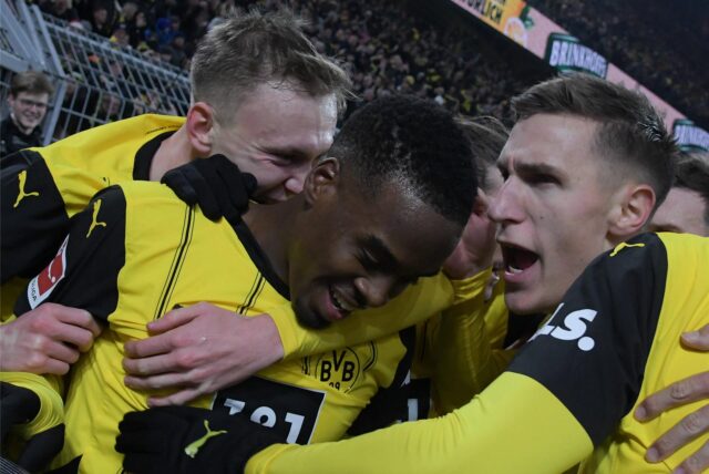 Jamie Gittens jubelt gemeinsam mit seinen Teamkollegen.