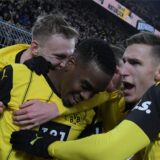 Jamie Gittens jubelt gemeinsam mit seinen Teamkollegen.