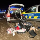 Ein weißer Pkw mit offener Heckklappe sowie Streifenwagen stehen auf einem Rastplatz bei Bottrop.