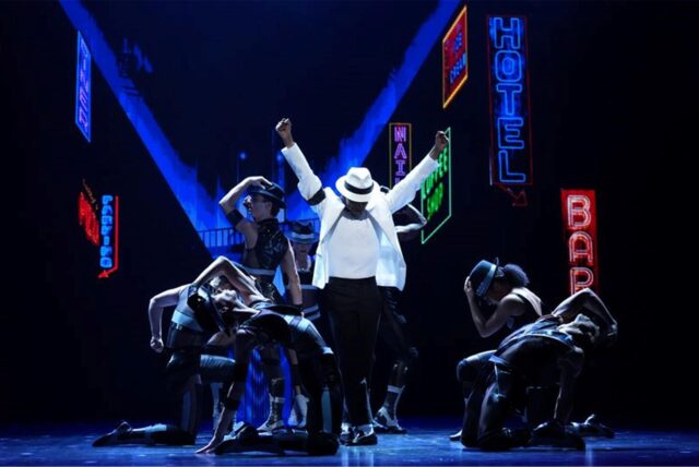 Musical-Darsteller Benet Monteiro (M) als Michael Jackson tanzt und singt zu dem Song «Smooth Criminal» während eines Fototermins zum Musical «MJ – Das Michael Jackson Musical» im Stage Theater an der Elbe.