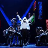 Musical-Darsteller Benet Monteiro (M) als Michael Jackson tanzt und singt zu dem Song «Smooth Criminal» während eines Fototermins zum Musical «MJ – Das Michael Jackson Musical» im Stage Theater an der Elbe.