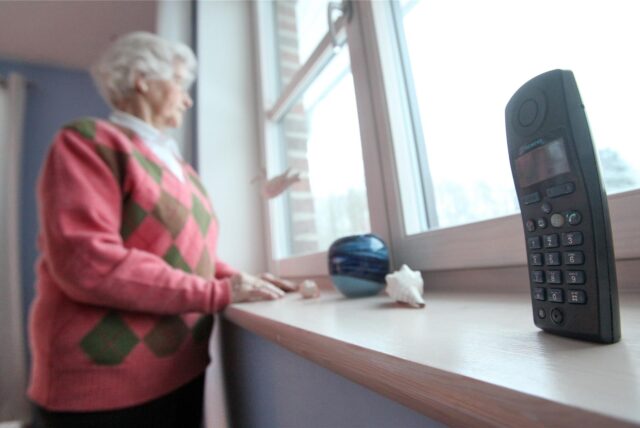 Frau schaut aus dem Fenster