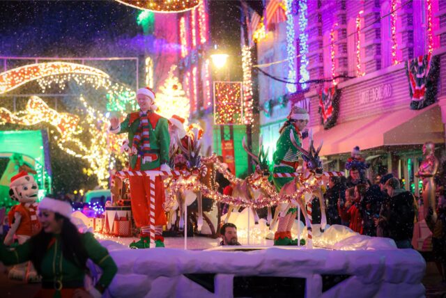 Bei einer Parade können die Besucher die Stars des Movie Parks sowie Santa und seine Helfer sehen.