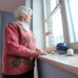 Frau schaut aus dem Fenster