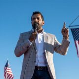 Kash Patel, ehemaliger Stabschef des amtierenden Verteidigungsministers Christopher Miller, spricht bei einer Kundgebung.