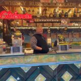 Inhaber Thomas Quante steht am Tresen seines Glühweinstandes auf dem Weihnachtsmarkt Dortmund.