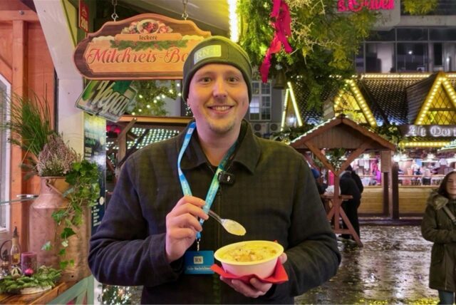 Reporter Fabian Hollenhorst probiert den Milrchreis vom Stand am Alten Markt auf dem Weihnachtsmarkt Dortmund 2024.