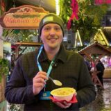 Reporter Fabian Hollenhorst probiert den Milrchreis vom Stand am Alten Markt auf dem Weihnachtsmarkt Dortmund 2024.