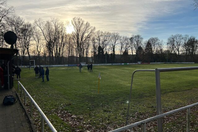 Im Dezember sagte Schiedsrichter Rolf Rötzheim die Partie zwischen Borussia Ahsen und SF Stuckenbusch kurz vor Anstoß am Gerneberg ab.