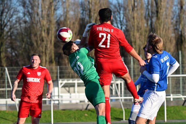 Dicke Luft vor dem Tor des SV Hochlar: Torhüter Cedric Ridderbusch rettet vor Justin Andjelkovic. Links der Hülser Doppel-Torschütze Tim Roeder.
