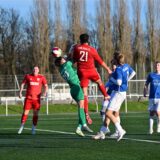 Dicke Luft vor dem Tor des SV Hochlar: Torhüter Cedric Ridderbusch rettet vor Justin Andjelkovic. Links der Hülser Doppel-Torschütze Tim Roeder.