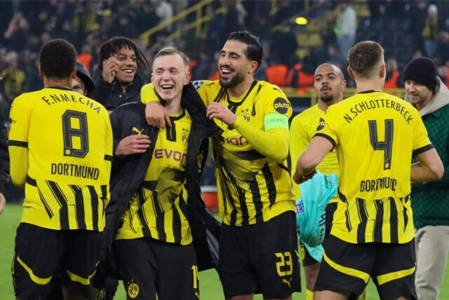 Die BVB-Spieler freuen sich nach einem Sieg.