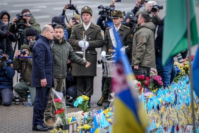 Wolodymyr Selenskyj (r), Präsident der Ukraine, und Bundeskanzler Olaf Scholz (SPD) gedenken am nationalen Gedenkort den gefallenen Soldaten.