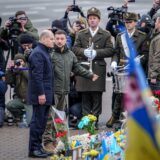 Wolodymyr Selenskyj (r), Präsident der Ukraine, und Bundeskanzler Olaf Scholz (SPD) gedenken am nationalen Gedenkort den gefallenen Soldaten.