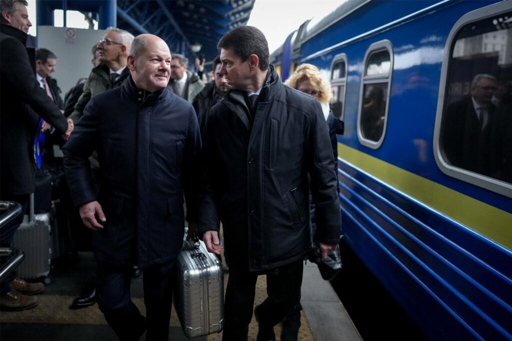 Bundeskanzler Olaf Scholz (SPD) kommt mit einem Sonderzug auf dem Zentralbahnhof der ukrainischen Hauptstadt Kiew an. Bundeskanzler Olaf Scholz (SPD) kommt mit einem Sonderzug auf dem Zentralbahnhof der ukrainischen Hauptstadt Kiew an.