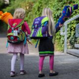 Zwei Mädchen mit einer Schultüte