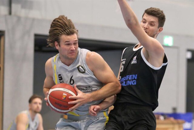 Großer Kampf nicht belohnt: Jonas Koslowski (l.) unterlag mit dem Marler BC dem Tabellendritten SVD 49 Dortmund knapp.