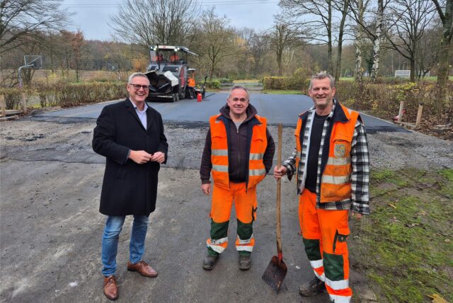 Bürgermeister Carsten Wewers und Thomas Roch und Klaus Klimetzki vom Baubetriebshof an der Buschstraße (v.l.).