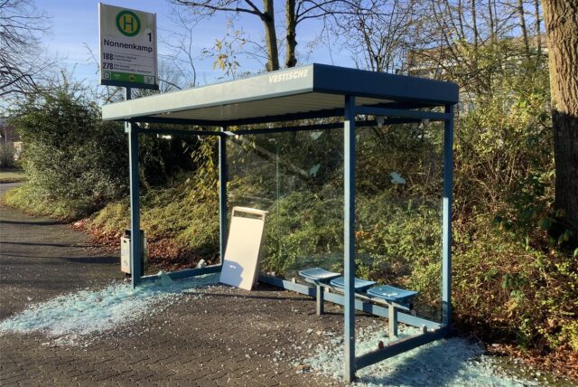 Scheiben des Wartehäuschens der Bushaltestelle am Nonnenkamp in Dosten wurden eingeschlagen.