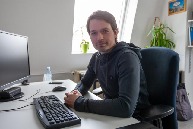 Ein Mann sitzt am PC.