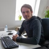 Ein Mann sitzt am PC.