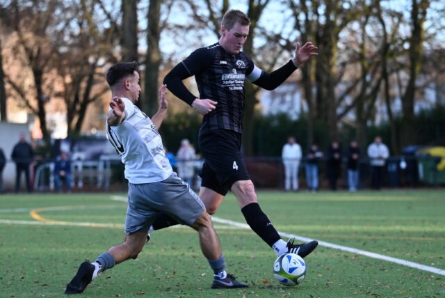 Burak Umar (l.) erzielte drei Tore gegen den FC 26 Erkenschwick, hier mit Kapitän Matthias Bernemann.