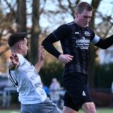 Burak Umar (l.) erzielte drei Tore gegen den FC 26 Erkenschwick, hier mit Kapitän Matthias Bernemann.