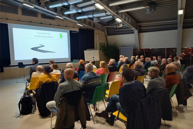 Feldmarker Bürger sitzen im Treffpunkt Altstadt bei der Stadtteilkonferenz.