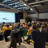 Feldmarker Bürger sitzen im Treffpunkt Altstadt bei der Stadtteilkonferenz.