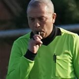 Philipp Pötter (TuRa II in Rot) will weiterspielen, doch Schiedsrichter Rachid Kaichouh pfeift den vorherigen Zweikampt mit Marc Dittert (GSB) als Foul.