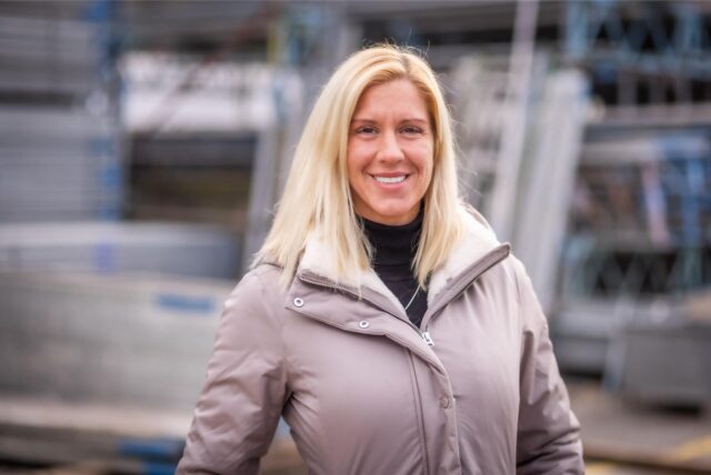 Nadine Bönninger auf dem Betriebsgelände der Gerüstbaufirma Bönninger in Dortmund