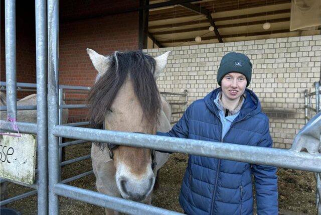 Karina Große Lackmann steht auf dem Ponyhof Tiemann in Marl neben einem Pony.