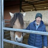 Karina Große Lackmann steht auf dem Ponyhof Tiemann in Marl neben einem Pony.