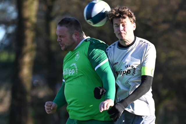 Sven Brodziszewski und Julius Rothenbücher liefern sich hier ein Kopfballduell. Am Ende setzte sich GW Erkenschwick III im Derby gegen die SG Titania/RWE III mit 3:2 durch.