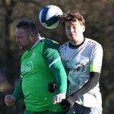 Sven Brodziszewski und Julius Rothenbücher liefern sich hier ein Kopfballduell. Am Ende setzte sich GW Erkenschwick III im Derby gegen die SG Titania/RWE III mit 3:2 durch.
