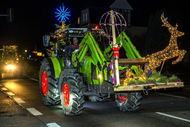 Festlich geschmückt waren die Trecker der Landwirte.