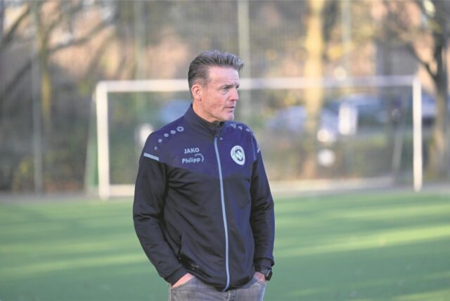 Karsten Quante, Trainer des SSC Recklinghausen, beobachtet eine Spielszene