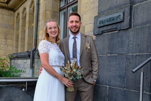Nina Engels und Kevin Lepkojis nach ihrer Hochzeit auf der Rathaustreppe in Recklinghausen