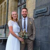 Nina Engels und Kevin Lepkojis nach ihrer Hochzeit auf der Rathaustreppe in Recklinghausen