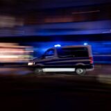 Ein Polizeifahrzeug fährt schnell, der Hintergrund ist verschwommen.