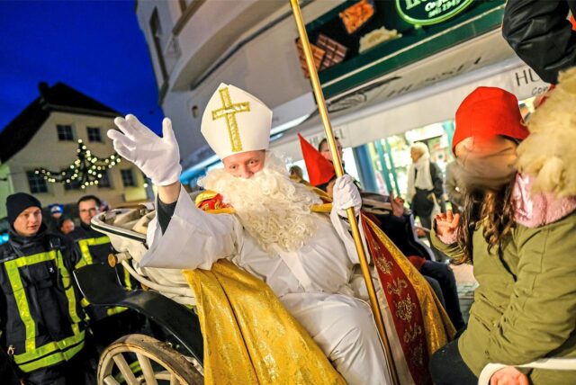 Ein als Nikolaus verkleideter Mann fährt mit einer Kutsche durch die Innenstadt von Recklinghausen.