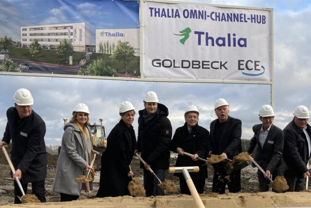 Omni-Channel Hub: Alles Verkaufskanäle will Thalia von Marl aus bedienen: Beim Spatenstich dabei waren u. a. (ab 2. v.l. n. r.) RAG Montan Immobilien-Geschäftsführerin Sandra Nierfeld , NRW-Wirtschaftministerin Mona Neubaur, Thalia-Geschäftsführer Ingo Kretzschmer und Bürgermeister Werner Arndt.
