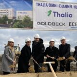 Omni-Channel Hub: Alles Verkaufskanäle will Thalia von Marl aus bedienen: Beim Spatenstich dabei waren u. a. (ab 2. v.l. n. r.) RAG Montan Immobilien-Geschäftsführerin Sandra Nierfeld , NRW-Wirtschaftministerin Mona Neubaur, Thalia-Geschäftsführer Ingo Kretzschmer und Bürgermeister Werner Arndt.