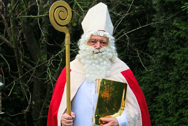 Foto von Nikolaus vor Grün.