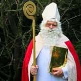 Foto von Nikolaus vor Grün.