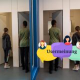 Menschen gehen auf die Toilette. Plus Usermeinung-Logo.