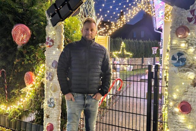 Benjamin Musielak (37) steht vor einer festlich geschmückten Haustür mit Tannenzweigen und Christbaumkugeln.