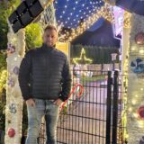 Benjamin Musielak (37) steht vor einer festlich geschmückten Haustür mit Tannenzweigen und Christbaumkugeln.