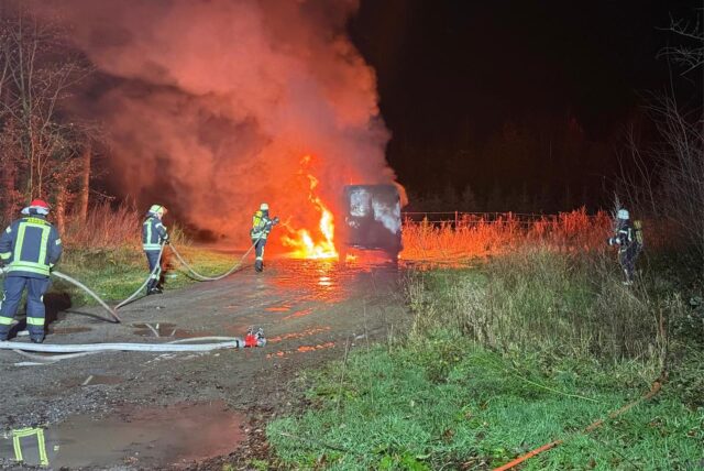 feuerwehr löscht brennenden transporter