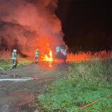 feuerwehr löscht brennenden transporter